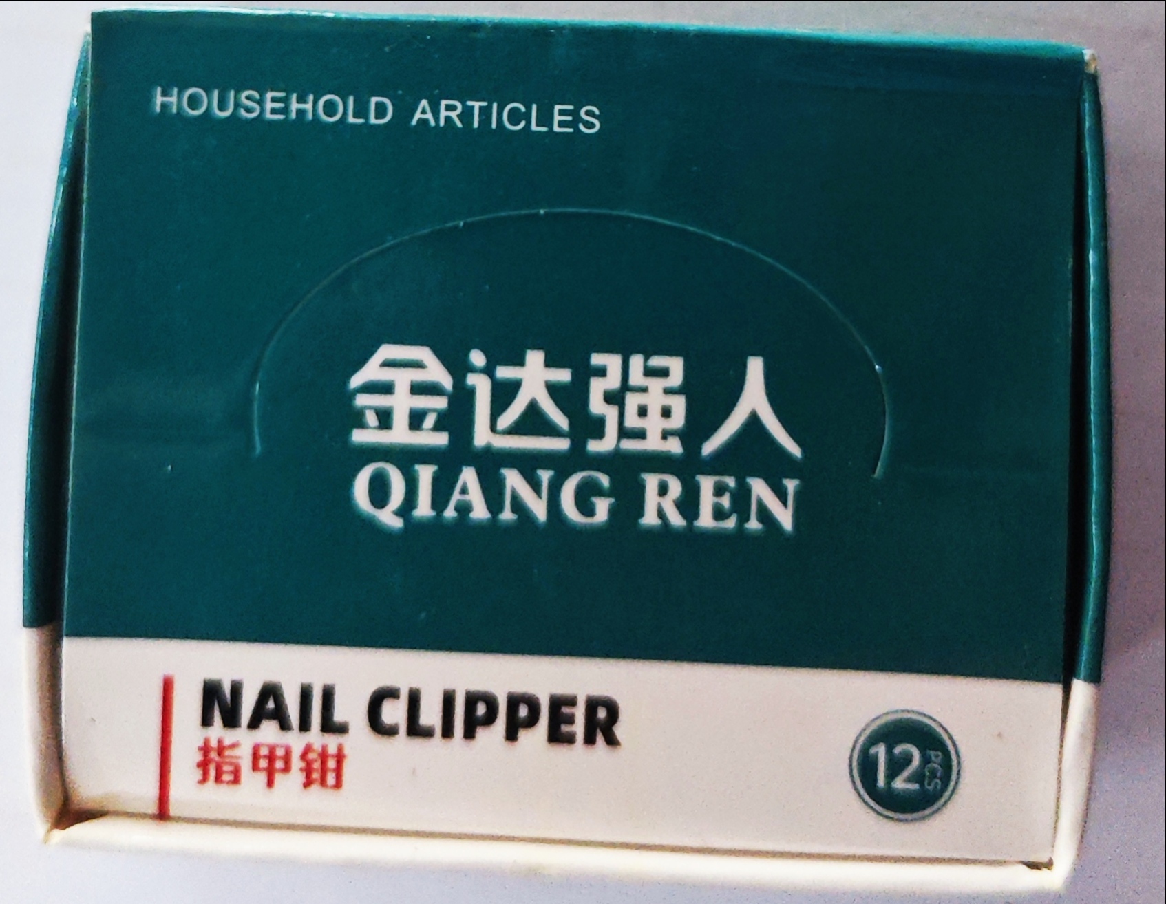 Bấm móng tay trắng bé