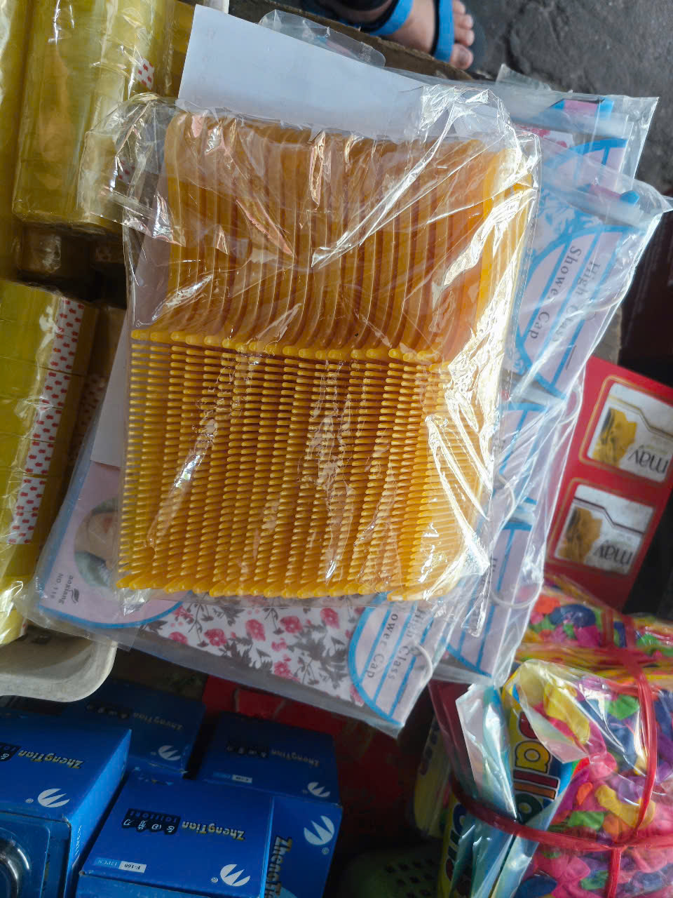 Lược chải đầu màu vàng